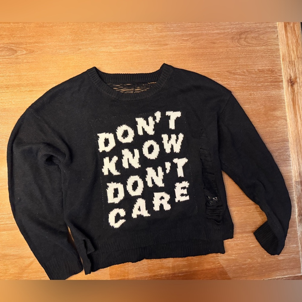 Women’s hot topic distressed crop sweater size small